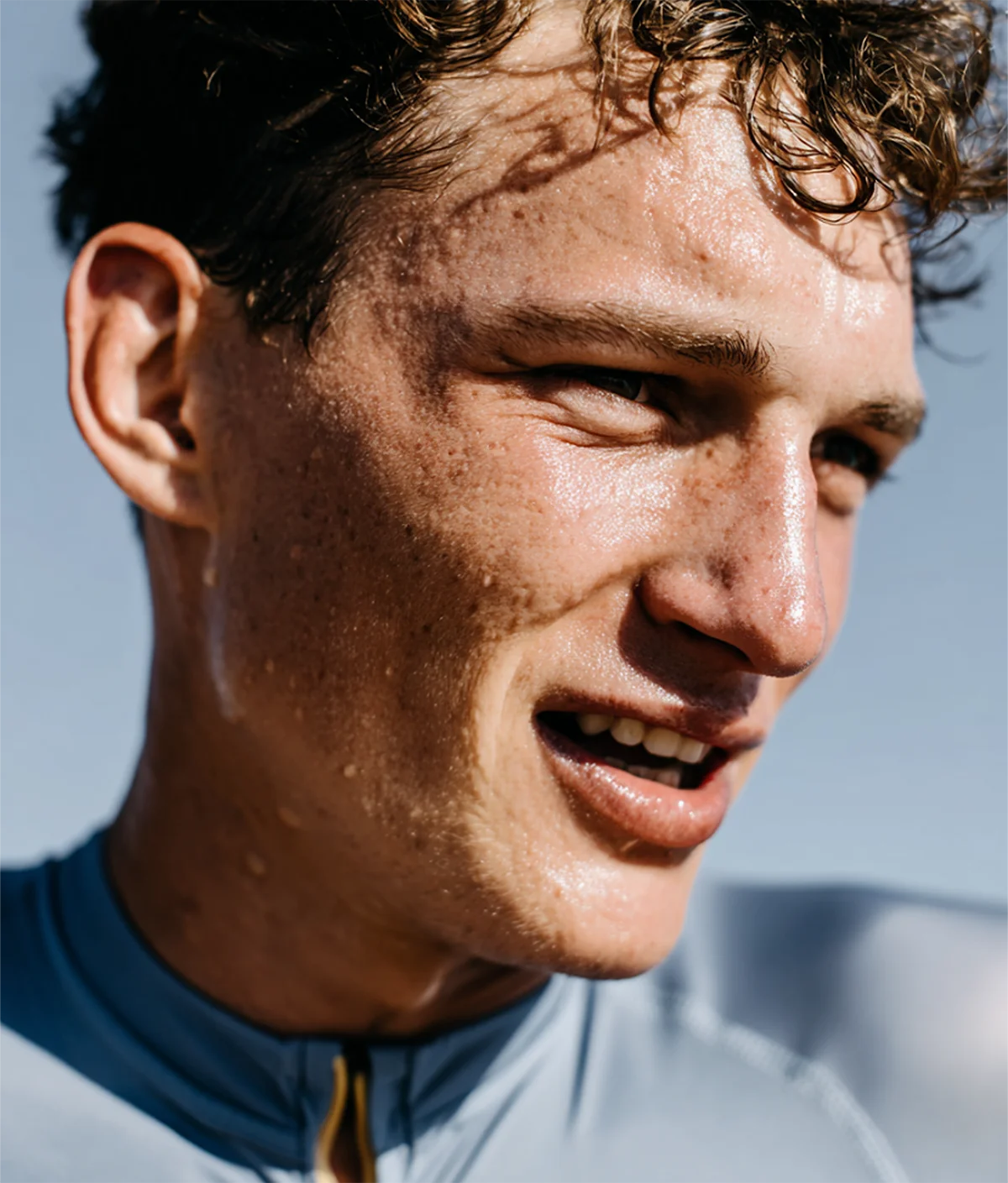 JUUZ - Mann in Sportkleidung lächelt.