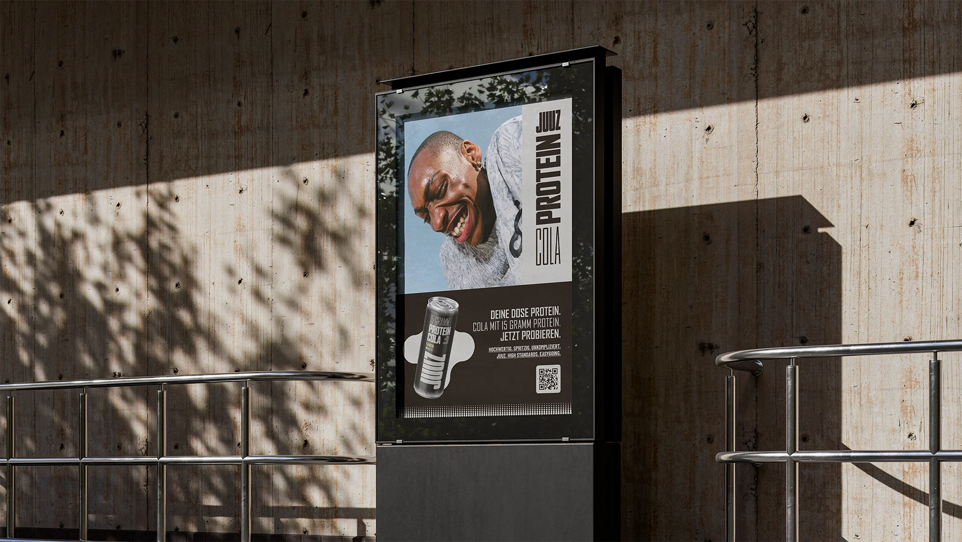 JUUZ - Werbungsanzeige vor Wand (Mockup)