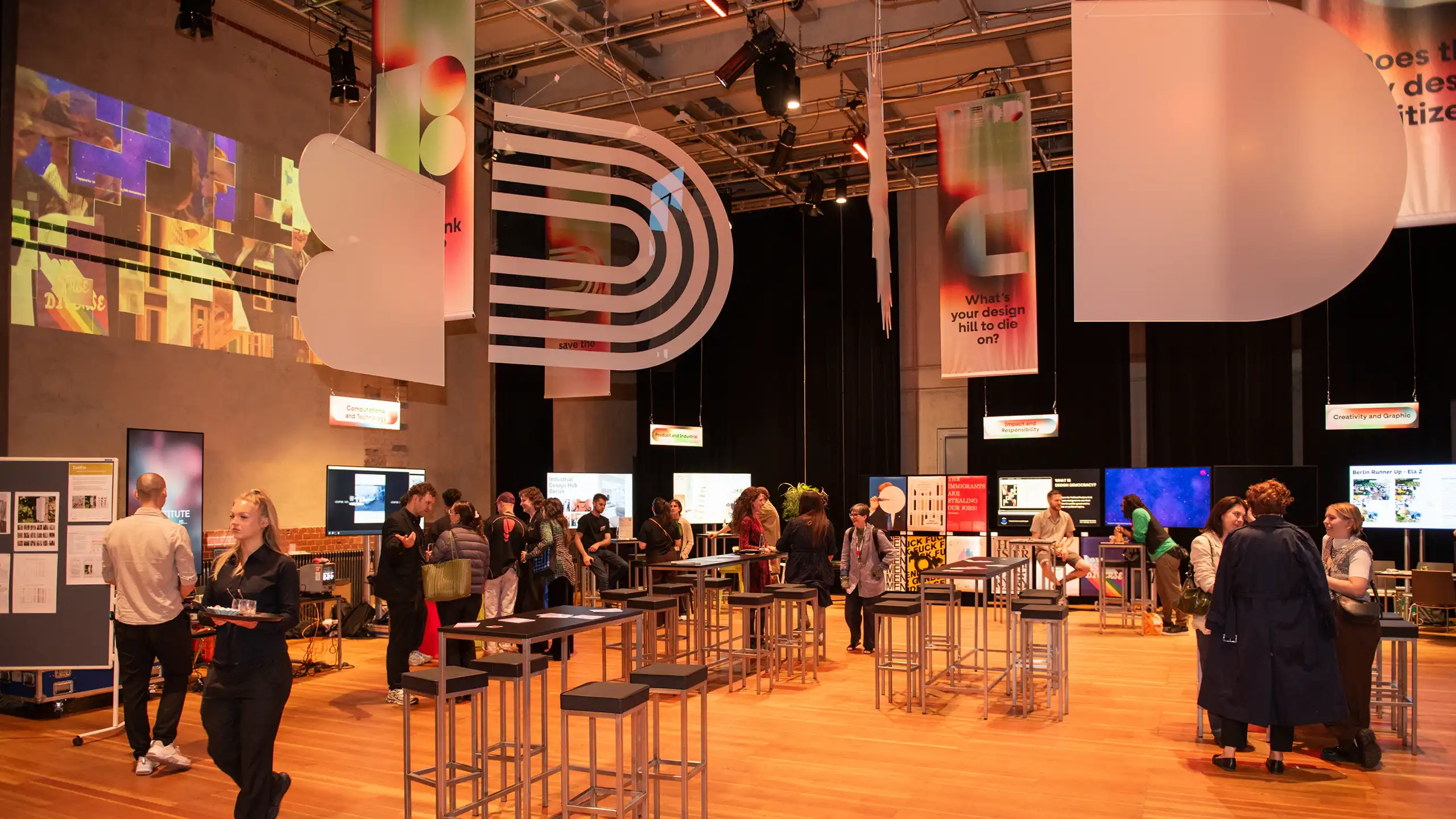 Ausstellung des BCOD mit verschiedenen Personen, die sich unterhalten.